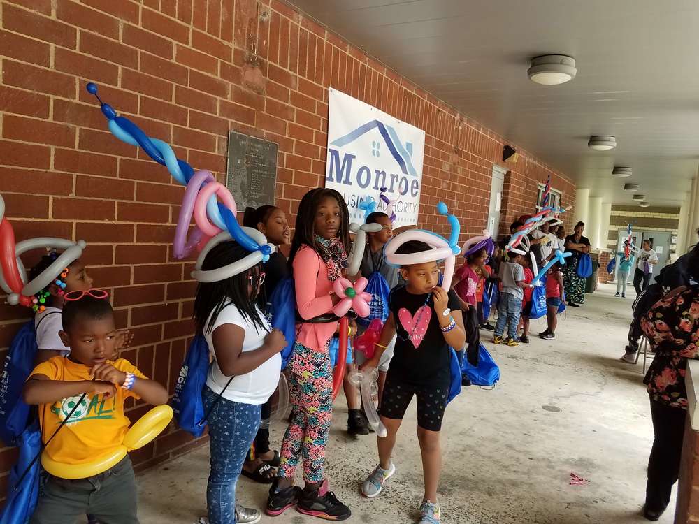 kids with their shaped balloons